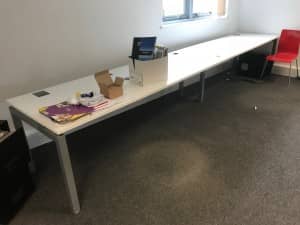 4.4m x 800mm Bench Style Desking – USED – V/G Condition – WHITE